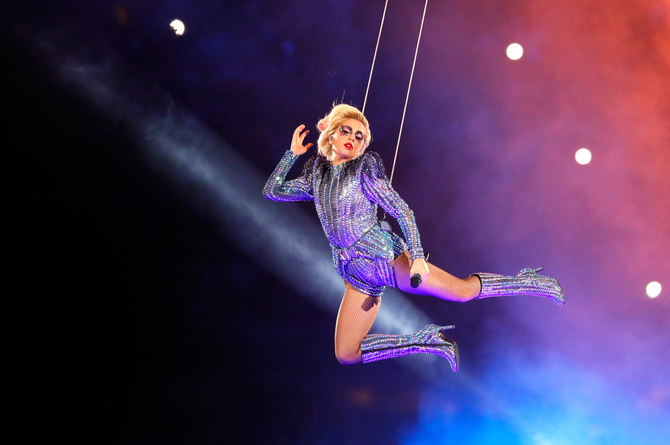 Леди Гага прыгнула с крыши стадиона на Super Bowl