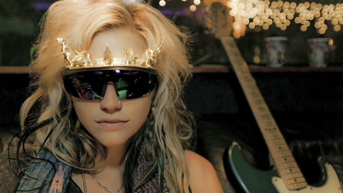 Kesha: верхом на радуге