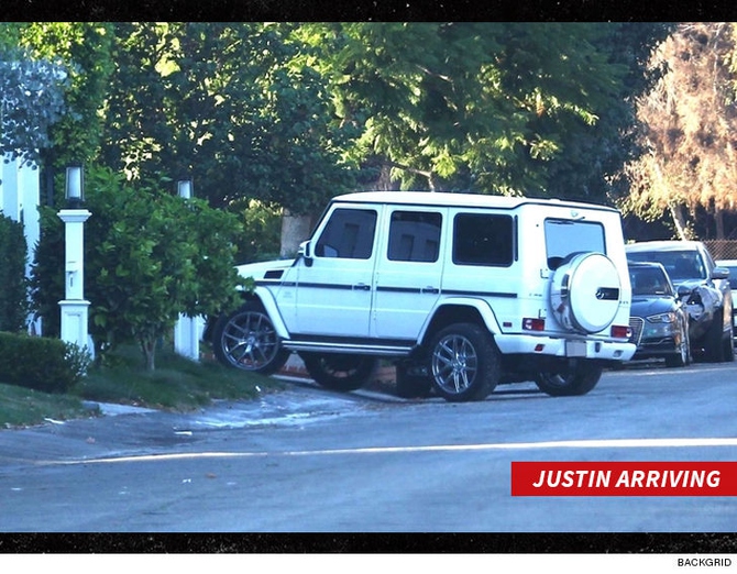 Джастин Бибер подъезжает к дому Селены / Фото: TMZ/Backgrid