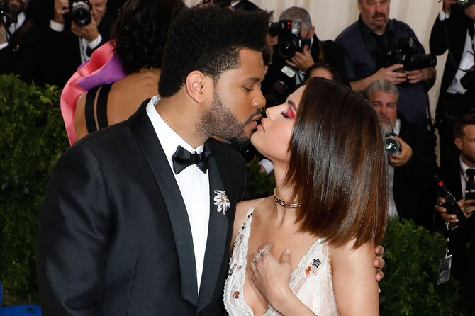 Селена Гомес и The Weeknd / Фото: popsugar-assets.com