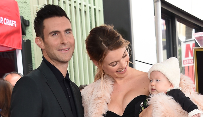 Адам Левин и Бехати Принслу с дочерью / Фото: justjared.com