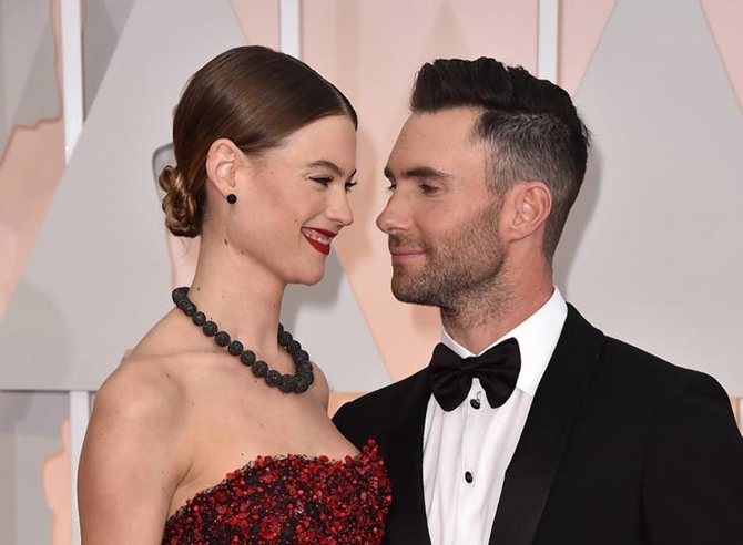 Адам Левин и Бехати Принслу с дочерью / Фото: justjared.com