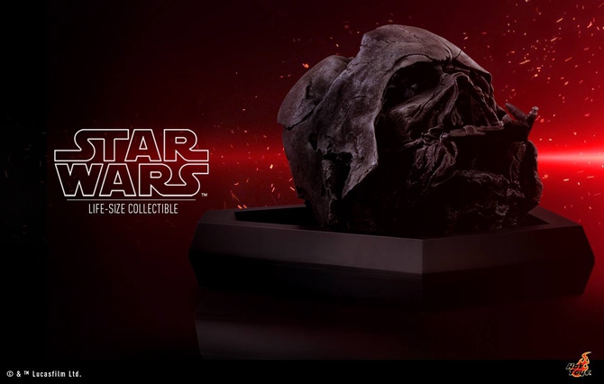 Игрушка в виде шлема Дарта Вейдера / Фото: hottoys.com