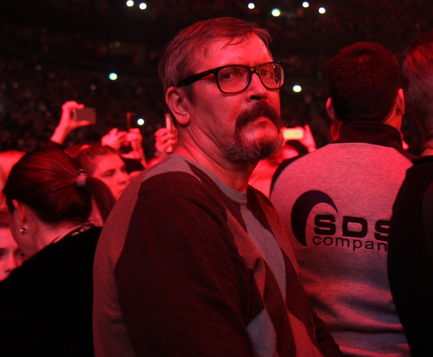 А ее папа наблюдал за этим
