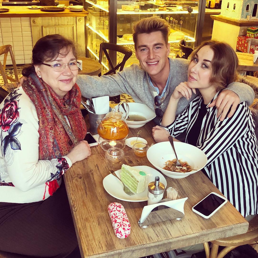 Алексей Воробьев с мамой Надеждой Николаевной и сестрой Галиной / Фото: Instagram