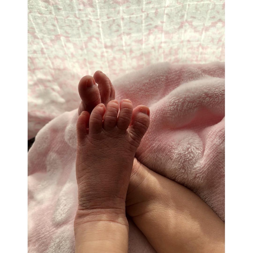 Первое фото новорожденной дочери Бехати Принслу и Адама Левина​​Фото: Instagram
