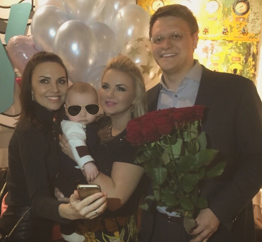 Самый юный гость с родителями и Анной Семенович​Фото: Instagram