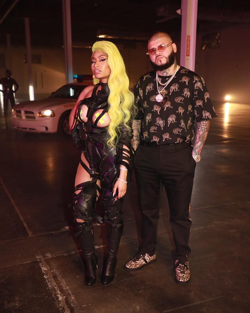 Никки Минаж. С зелеными волосами и почти голая. Все как обычно, листаем дальше.​Фото: Instagram