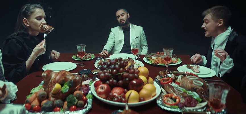 Мот представил двойное видео на треки с EP «Какие люди в Голливуде (или Премия «Оскар» с субтитрами)»​Кадр из клипа