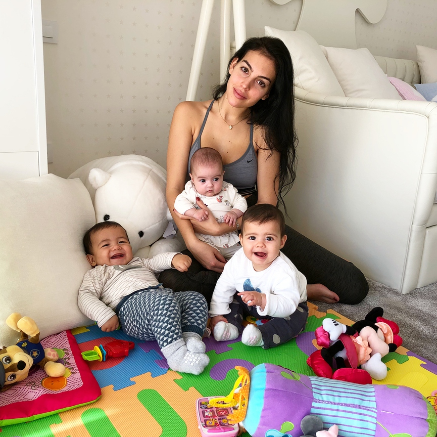 Джорджина Родригес с близнецами и своей дочерью Ананой Мартиной​Фото: Instagram