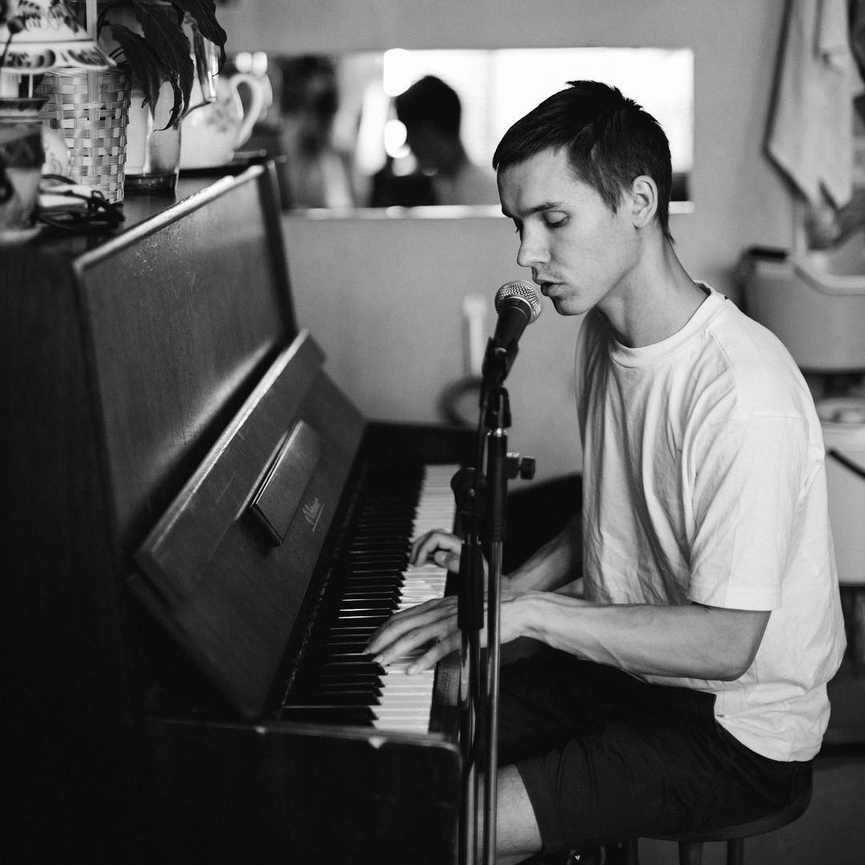 Антоха МС покоряет слушателей, прежде всего, искренней и чистой подачей песен​Фото: Instagram