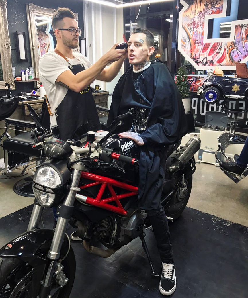 Никита стрижет многих подопечных лейбла Black Star. Например, СкруджиФото: Instagram