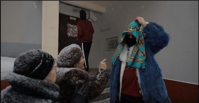 Завсегдатаи лавочек у подъезда рассказали, как недовольны соседом в лице Крида​Фото: кадр из видео