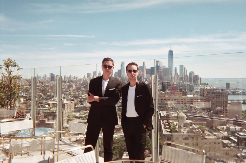 Выдержанными ч/б-образами музыканты напоминали другой стильный дуэт — Hurts​Фото: Instagram