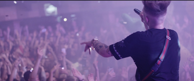 Ролик «Fuck you Dj» стал дебютной работой в рамках проекта Sayonaratour.ru ​Фото: кадр из клипа