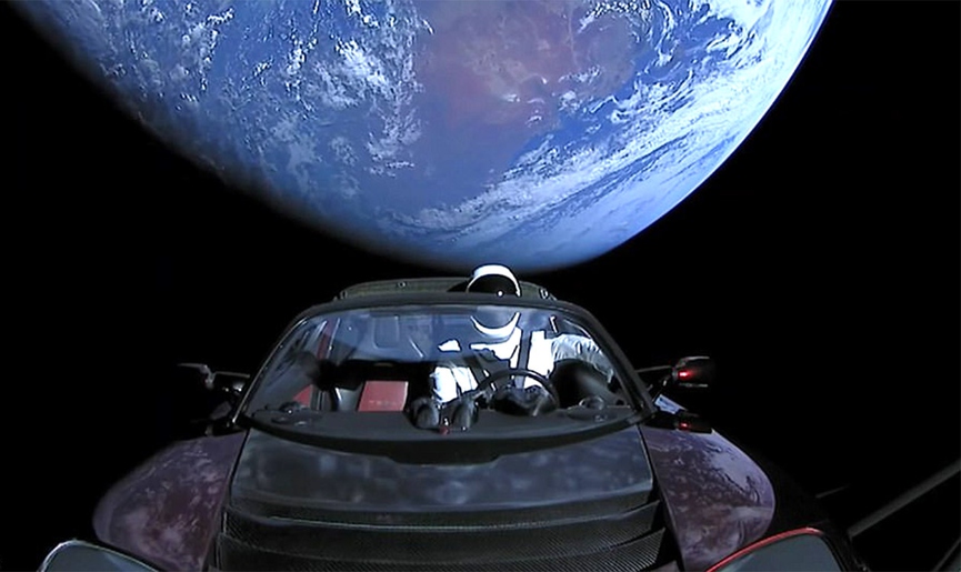 Кадр из видеозаписи космического полета корабля Falcon Heavy с автомобилем Илона Маска на борту