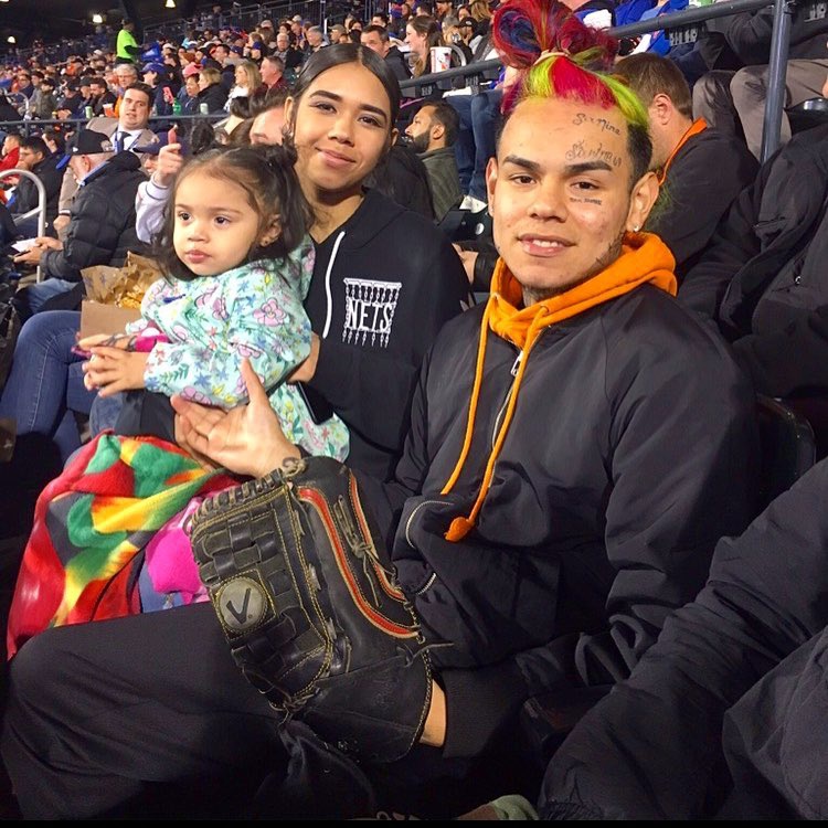 Tekashi69 проводит время с дочерью и ее мамойФото: Instagram