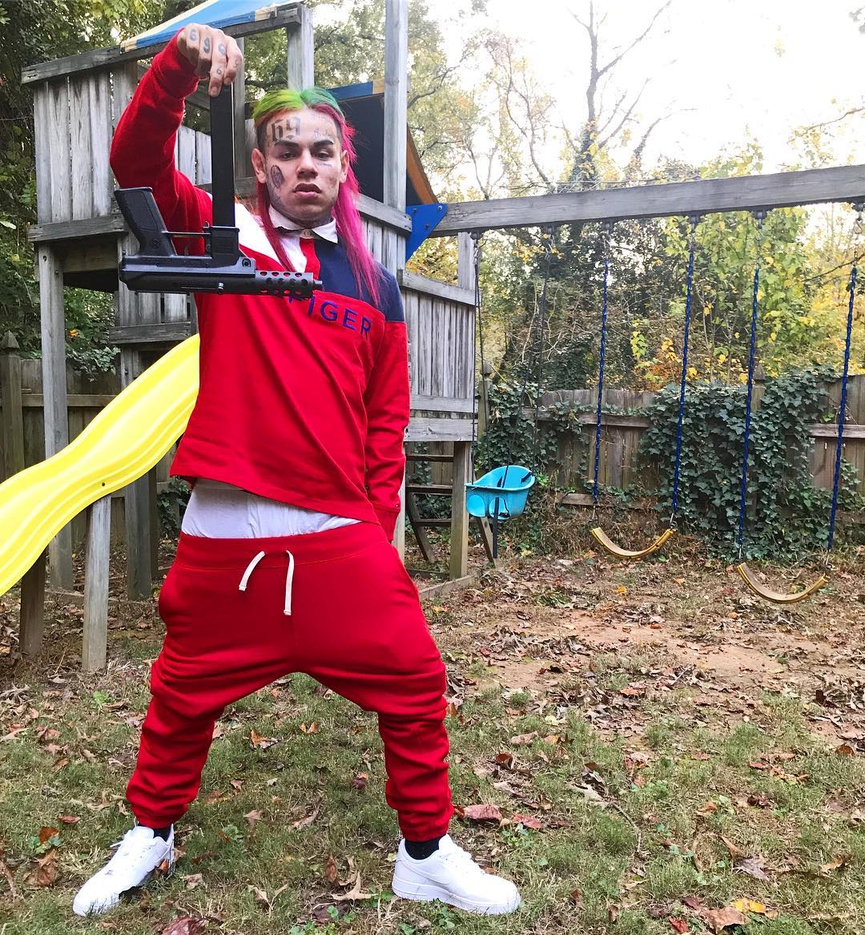 Tekashi69 состоит в банде «Bloods»​Фото: Instagram