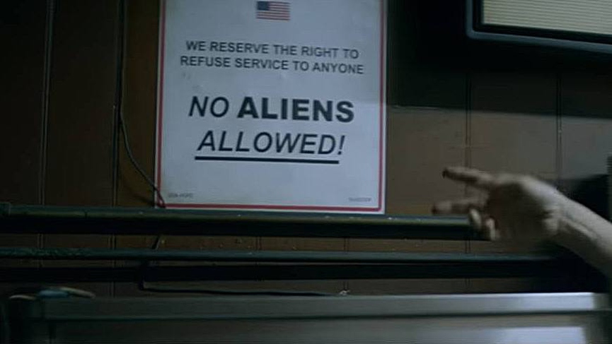 В барах Земли запрещено появляться существам с других планет​Фото: кадр клипа