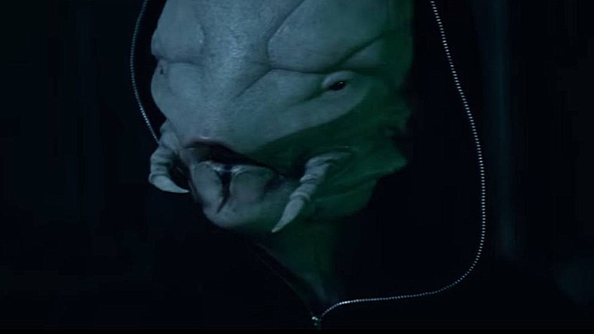 Ужасающая внешность барышни отпугивает от нее окружающих​Фото: кадр клипа