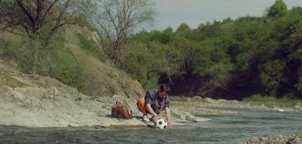В новом клипе Антохи футбольный мяч - такой же главный герой, как и сам музыкант​Фото: кадр из видео