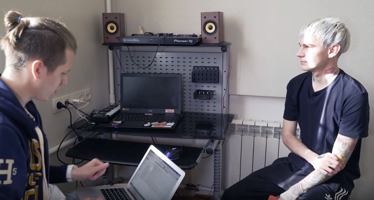 Именно на этот месте Филатов написал биты для «Розового вина»​Фото: Кадр трансляции