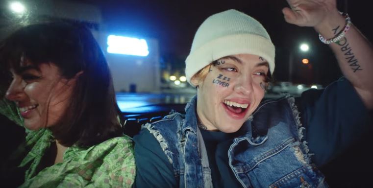 Lil Xan и Charli XCX прокатились с ветерком в новом клипе «Moonlight»