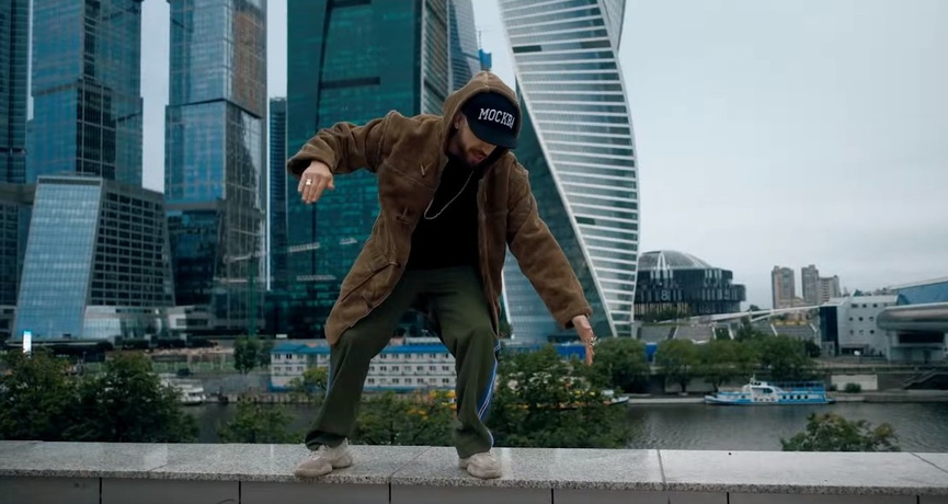 Сзади возвышается «Москва-Сити»Фото: кадр из клипа