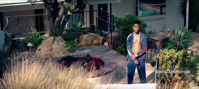 Почти на всех кадрах Desiigner смотрит безэмоционально и сосредоточенно​Фото: кадр из клипа