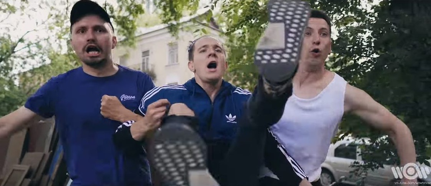 Группа «ХЛЕБ» в здании. Точнее, рядом с мангаломФото: кадр из клипа