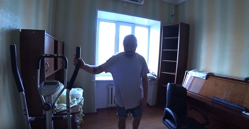 Родион показывает тренажер PLCФото: кадр YouTube