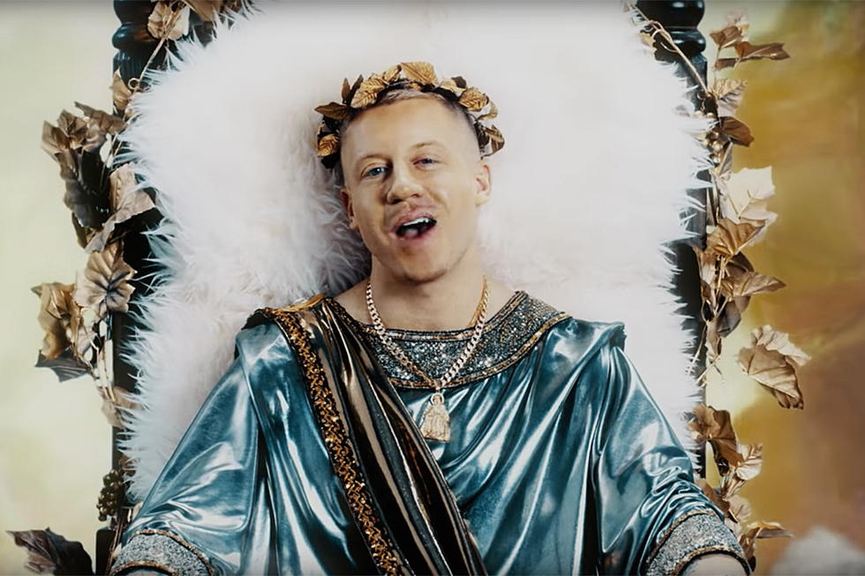 Кадр из клипа Macklemore «How To Play The Flute»