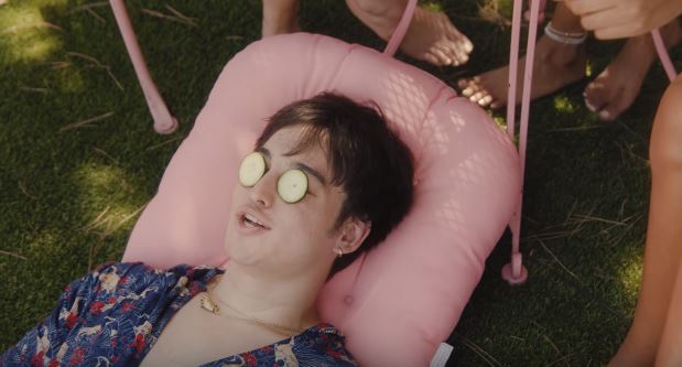 Joji и BlocBoy JB выпустили сочный клип, в котором все немного странно Фото: Кадр из клипа