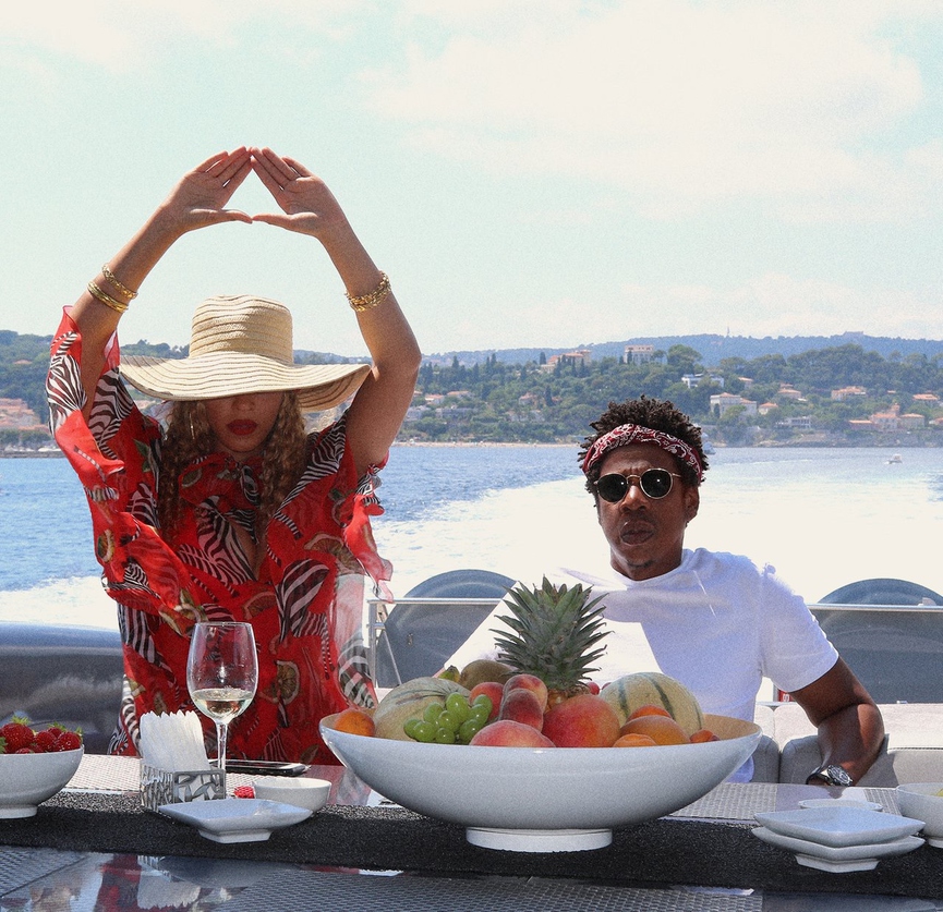 Звезды  пробуют свежие фруктыФото: Beyonce.com