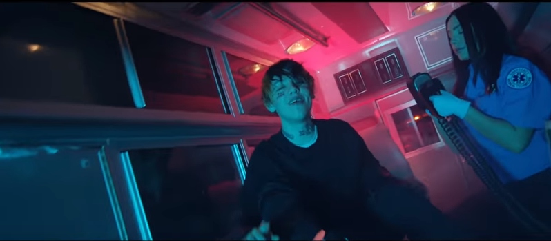 Lil Xan в машине скорой помощиФото: кадр из клипа