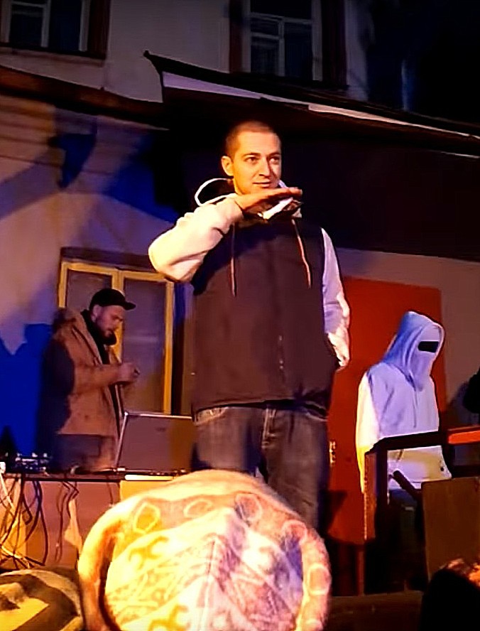 Oxxxymiron* во время бесплатного концерта в ноябре 2011 года