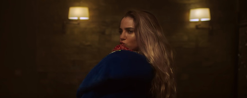 Героиня Марьяны вертится перед своими жертвами​Фото: кадр клипа