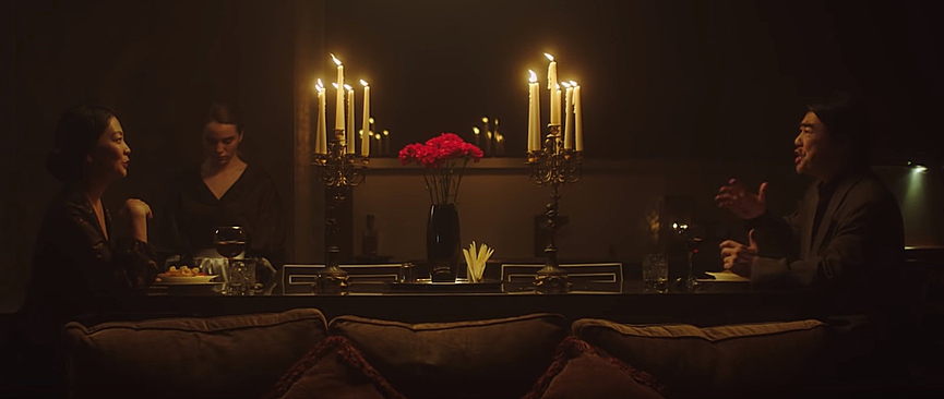 Героиня Марьяны трудится на богатую супружескую паруФото: кадр из клипа