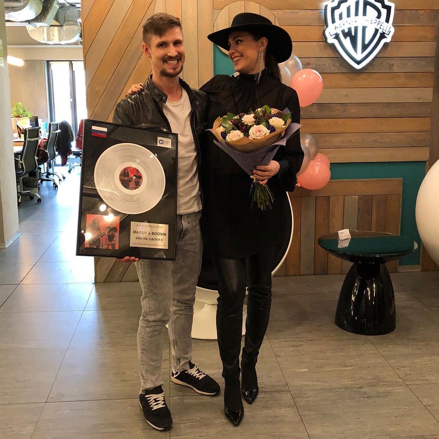 MARUV и BOOSIN с платиной за хит «Drunk Groove» в офисе лейбла Warner Music Russia
