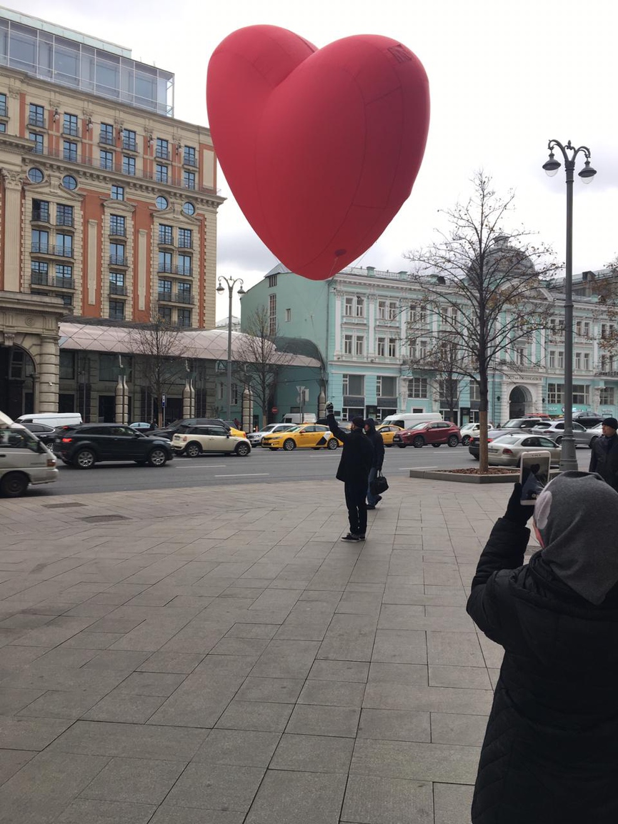 Левана многие фотографируют, но по большому счёту город живёт своей жизнью