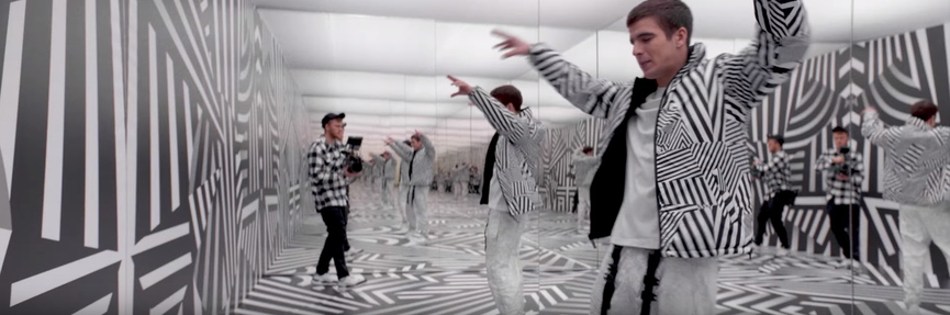 В сэмплере даже оператора одели под стил отрывка​Фото: кадр из видео