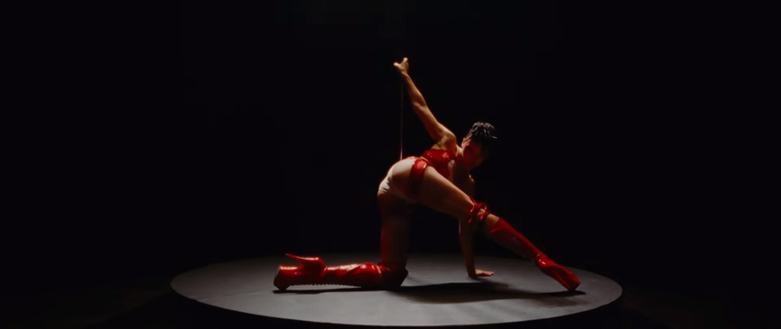 Кадр из клипа A$AP Rocky ft. FKA twigs «Fukk Sleep»