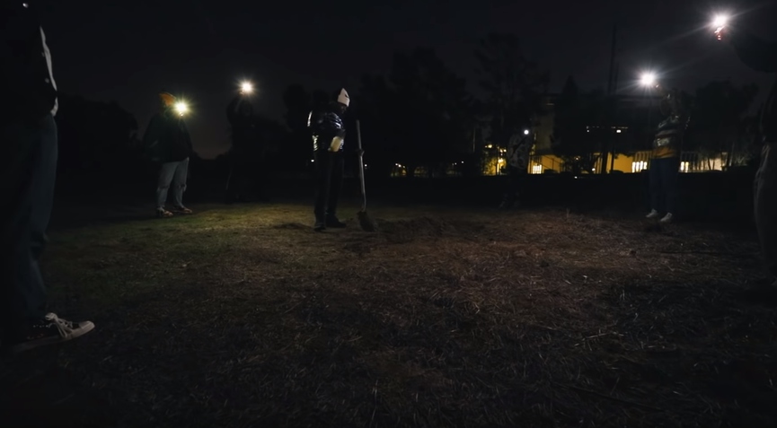 Кодак Блэк пришел на пустырь рыть могилу​Фото: Instagram