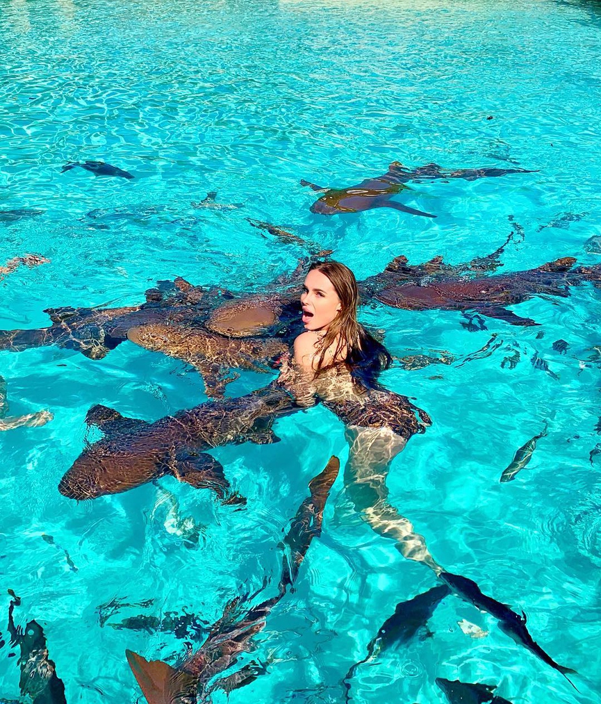 Оказалось, рыб привлёк блестящий педикюр певицы​Фото: Instagram