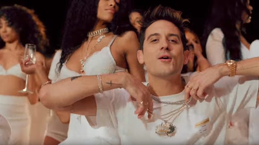 G-Eazy в окружении красоток забывает о Холзи​Фото: кадр из клипа