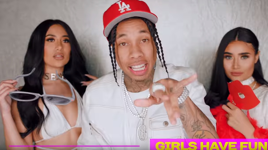 Rich The Kid решили оградить от опасностей в фотобудке​Фото: кадр из клипа