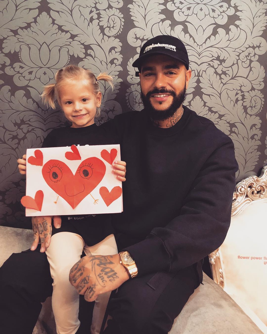 Алиса порадовала папу самодельным подарком​Фото: Instagram