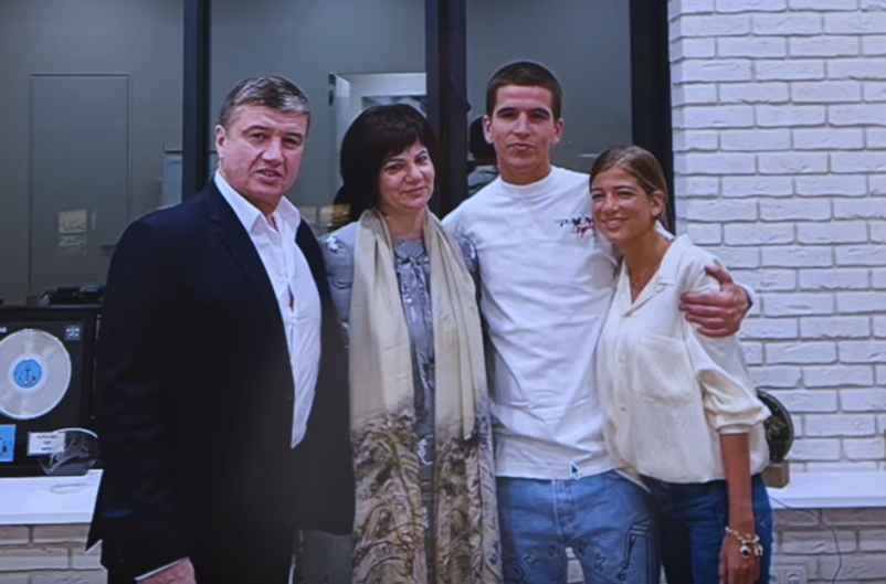 «Это моя семья», - сказал Федя, показывая фотоФото: кадр из выпуска