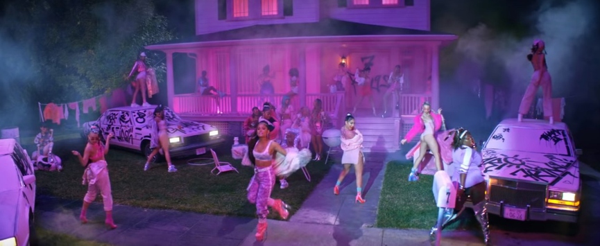 Кадр из клипа Арианы Гранде «7 rings»