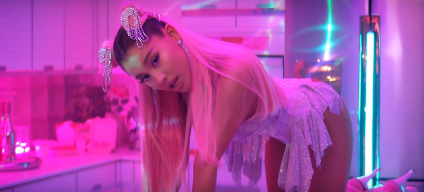 Кадр из клипа Арианы Гранде «7 rings»